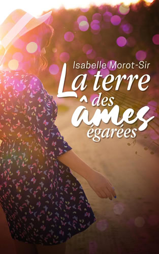 Couverture du roman La terre des âmes égarées d’Isabelle Morot-Sir – une femme en robe à papillons, chapeau de paille, marchant sur un chemin ensoleillé