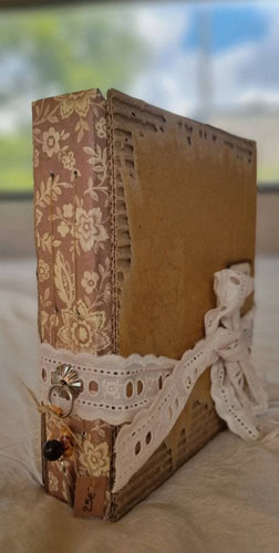 Carnet artisanal fabriqué à partir de carton recyclé, décoré à la main par Isabelle Morot-Sir.