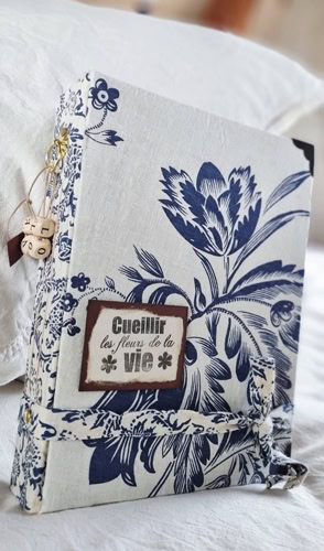 Carnet artisanal réalisé à la main par Isabelle Morot-Sir à partir de matériaux recyclés, couverture en tissu bleu et blanc.