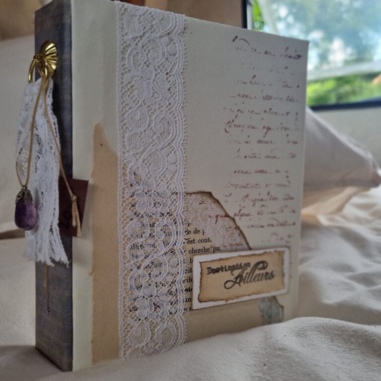 Carnet artisanal unique réalisé à la main par Isabelle Morot-Sir à partir de papiers et de matériaux recyclés.