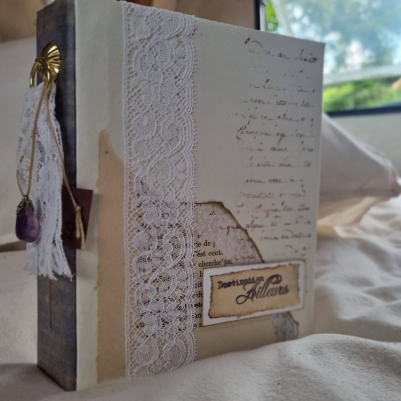 Carnet artisanal unique réalisé à la main par Isabelle Morot-Sir à partir de papiers et de matériaux recyclés.