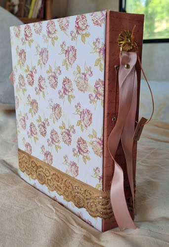 Carnet artisanal fait main avec couverture fleurie rose et dentelle, créé par Isabelle Morot-Sir.