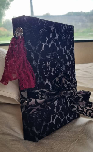 Carnet artisanal fait main par Isabelle Morot-Sir avec couverture en dentelle noire et ruban décoratif.
