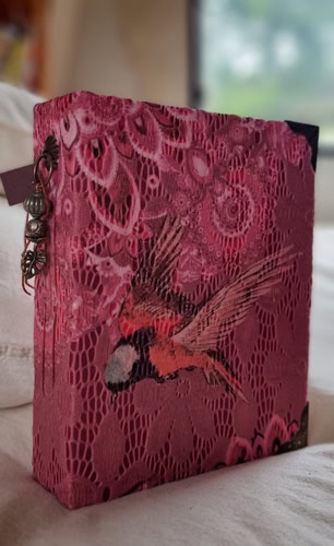 Carnet artisanal rouge avec dentelle et couverture en tissu, réalisé à la main par Isabelle Morot-Sir.