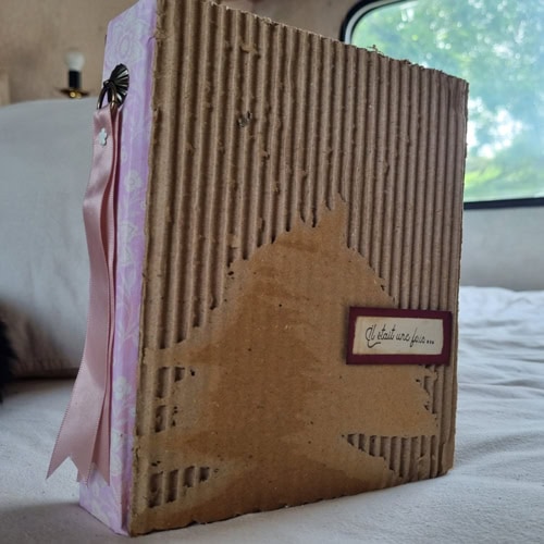 Carnet artisanal fait main en carton recyclé avec ruban rose, créé par Isabelle Morot-Sir.