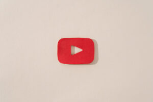 Logo YouTube illustrant la chaîne d'Isabelle Morot-Sir.