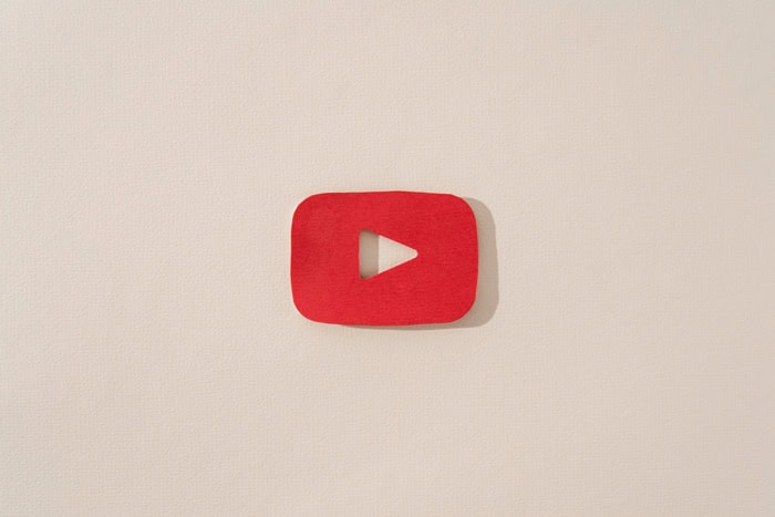 Logo YouTube illustrant la chaîne d'Isabelle Morot-Sir.