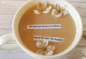 Citation du roman Sans peur et sans reproche d'Isabelle Morot-Sir présentée dans une tasse de thé avec des fleurs.