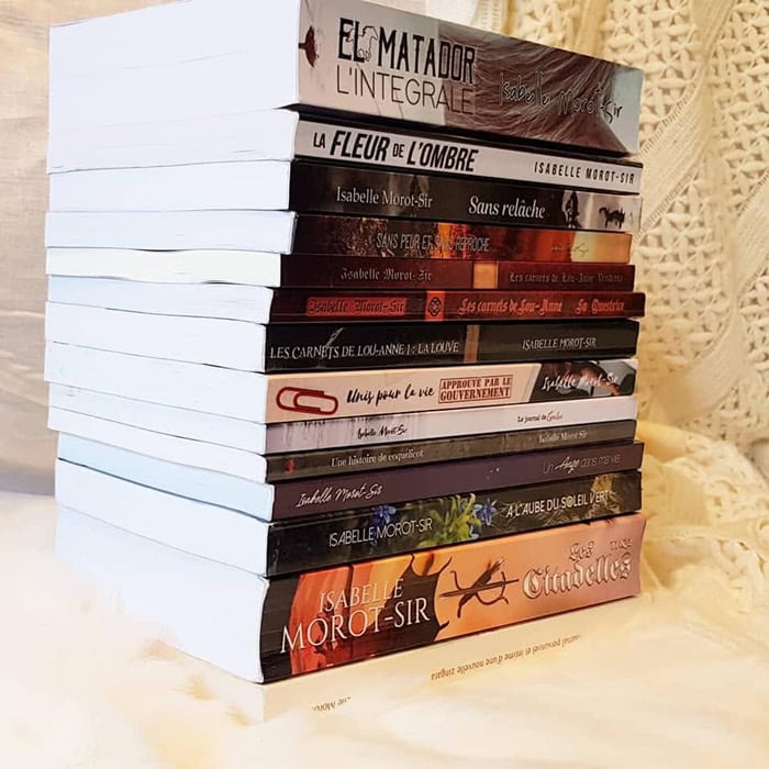 Pile de romans papier d’Isabelle Morot-Sir disponibles à la commande directe.
