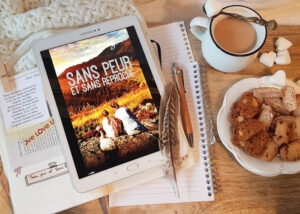 Le roman Sans peur et sans reproche d'Isabelle Morot-Sir présenté sur une tablette avec un carnet, une tasse de thé et des biscuits.