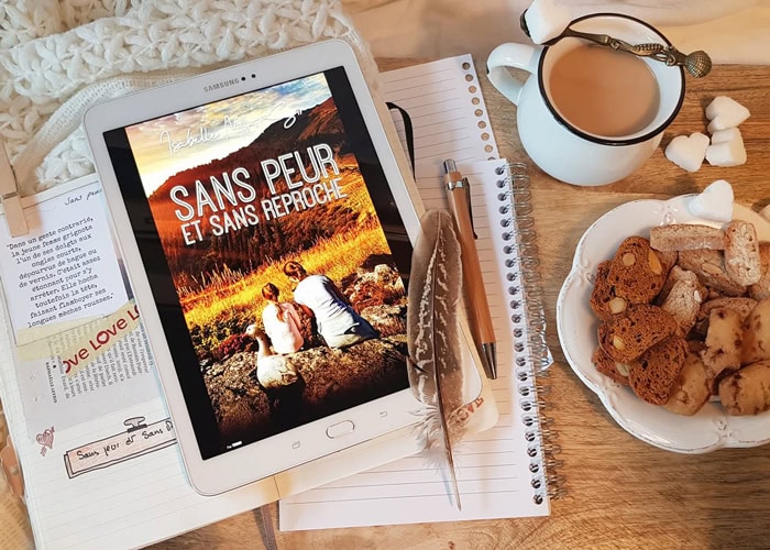 Le roman Sans peur et sans reproche d'Isabelle Morot-Sir présenté sur une tablette avec un carnet, une tasse de thé et des biscuits.
