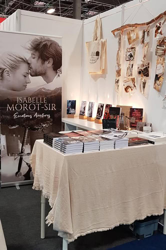 Stand d'Isabelle Morot-Sir au Salon du Livre de Paris 2019 avec ses romans et sa décoration.