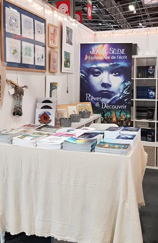 Stand de Jeanne Sélène au Salon du Livre de Paris 2019 présentant ses romans et son univers.